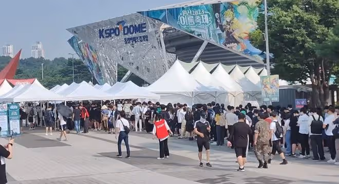 徹底出圈?EXO去線下夏日慶典, 面對上萬人率先喊出:原神,啟動!