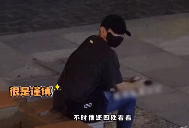 劉詩詩拍戲吳奇隆專心帶娃,給兒子驅蚊超細心,4歲步步很黏爸爸