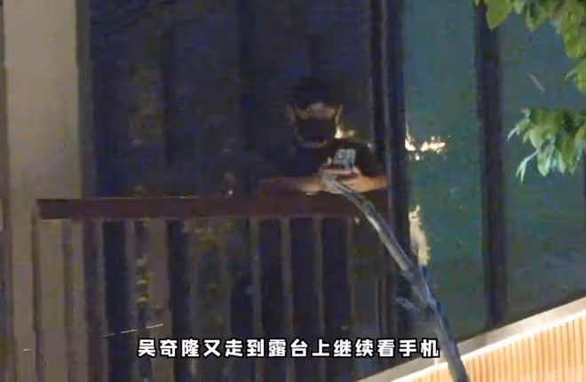 劉詩詩拍戲吳奇隆專心帶娃,給兒子驅蚊超細心,4歲步步很黏爸爸