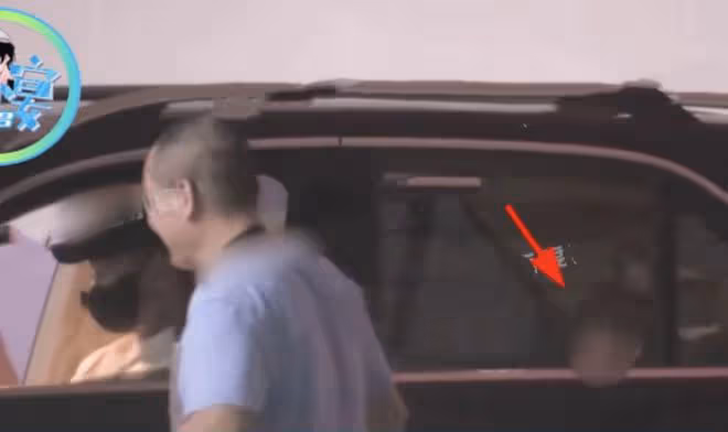 劉詩詩拍戲吳奇隆專心帶娃,給兒子驅蚊超細心,4歲步步很黏爸爸