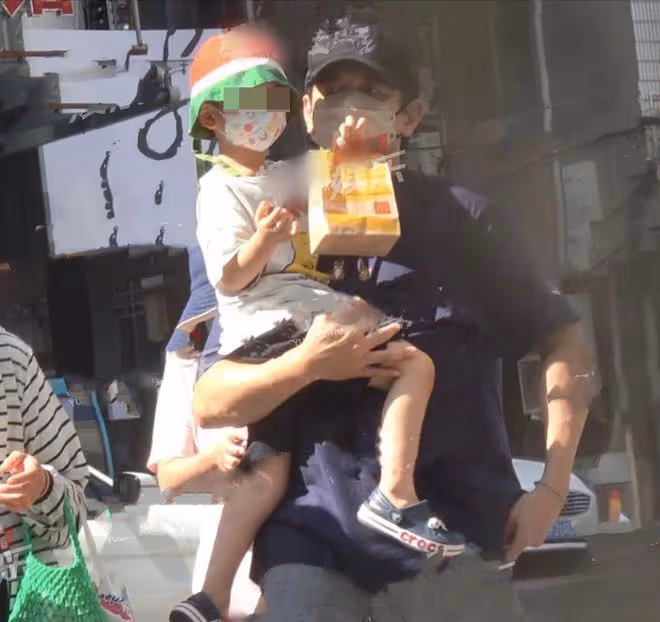 劉詩詩拍戲吳奇隆專心帶娃，給兒子驅蚊超細心，4歲步步很黏爸爸