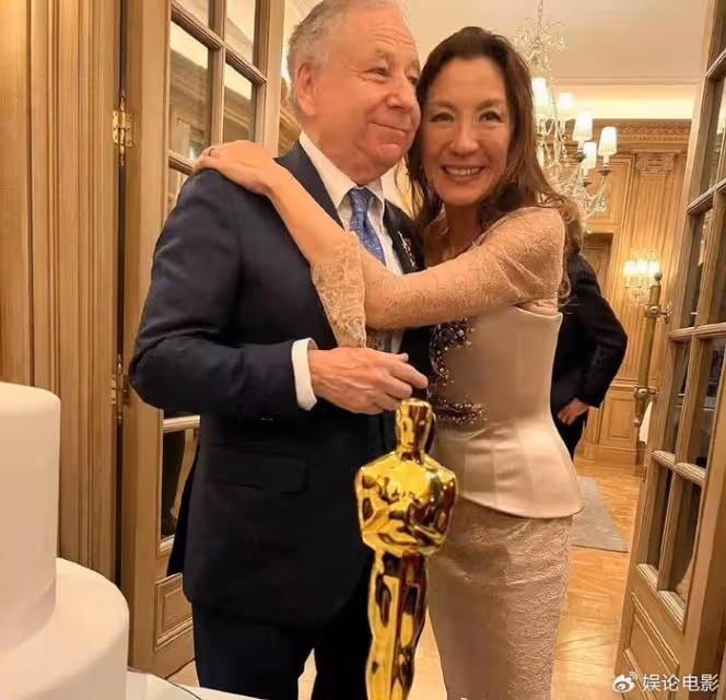 楊紫瓊愛情事業雙豐收,結束19年的愛情長跑,和大16歲未婚夫完婚