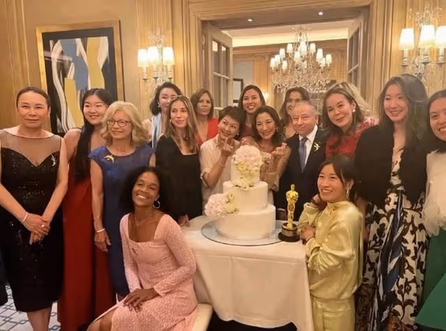 恭喜!國際巨星楊紫瓊突然註冊結婚,相戀一個多月男友便求婚成功