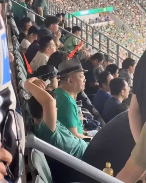 王剛父子北京工體看球,穿6000T恤挺肚腩,曾傳變賣豪宅移民美國