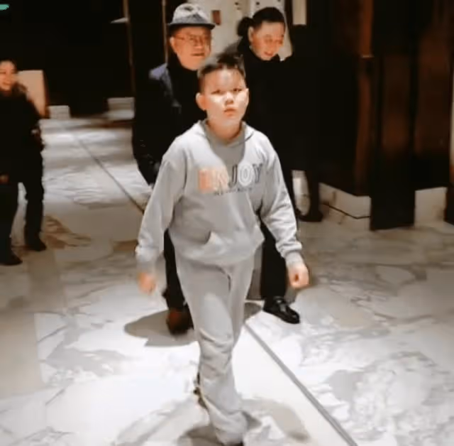 王剛父子北京工體看球,穿6000T恤挺肚腩,曾傳變賣豪宅移民美國