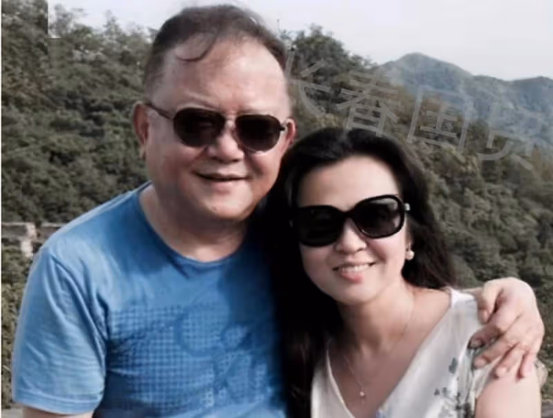 王剛父子北京工體看球，穿6000T恤挺肚腩，曾傳變賣豪宅移民美國
