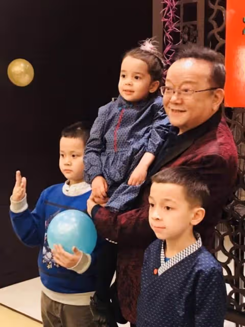 王剛父子北京工體看球，穿6000T恤挺肚腩，曾傳變賣豪宅移民美國