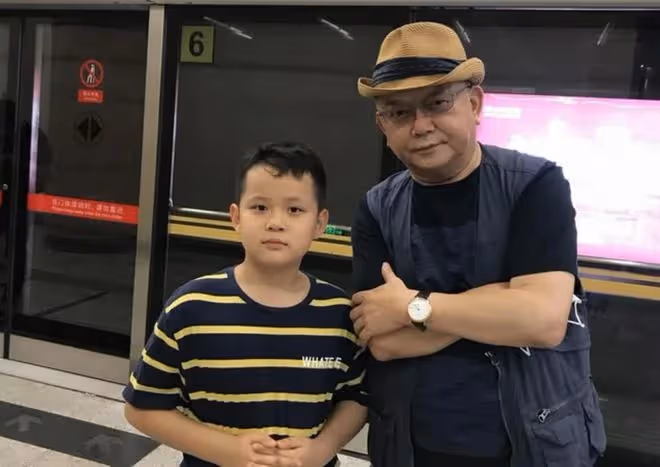 74歲王剛被傳移民後現身國內,帶兒子看球,父子五官氣質一模一樣