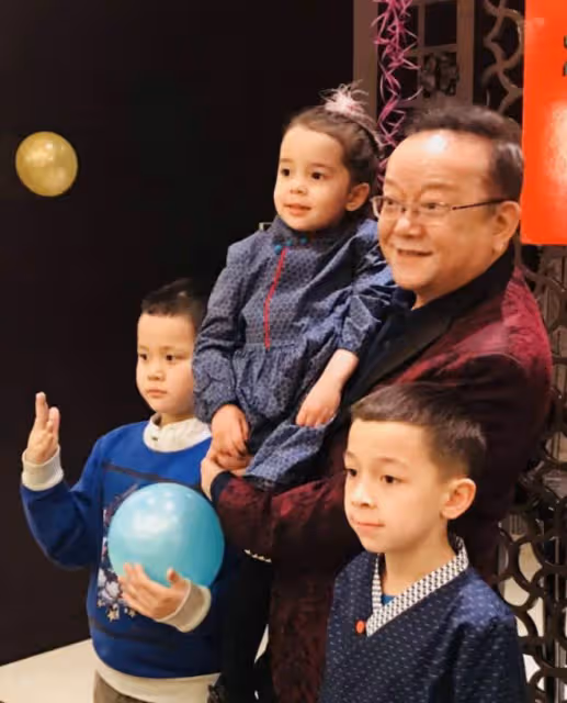 74歲王剛被傳移民後現身國內,帶兒子看球,父子五官氣質一模一樣