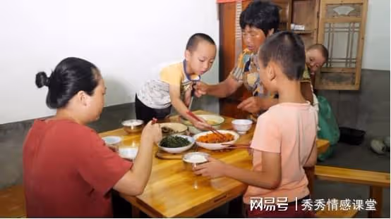 故事:姐姐結婚我隨禮8千,婚禮上看到新郎後,我又加了5萬!