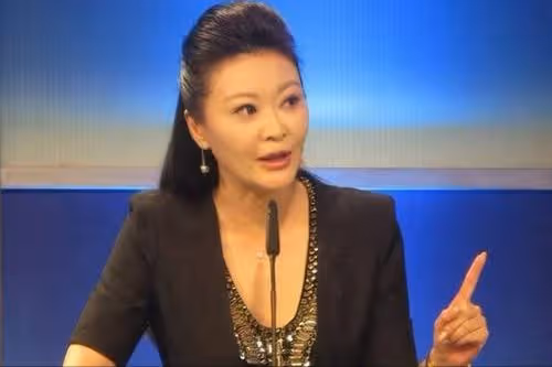 前央視主持人現身以色列，穿泳裝渾身塗黑泥，大肆宣揚國外引爭議