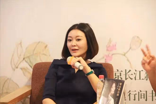 前央視主持人現身以色列，穿泳裝渾身塗黑泥，大肆宣揚國外引爭議