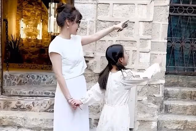 前央視主持人現身以色列，穿泳裝渾身塗黑泥，大肆宣揚國外引爭議