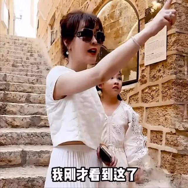 前央視主持人現身以色列，穿泳裝渾身塗黑泥，大肆宣揚國外引爭議