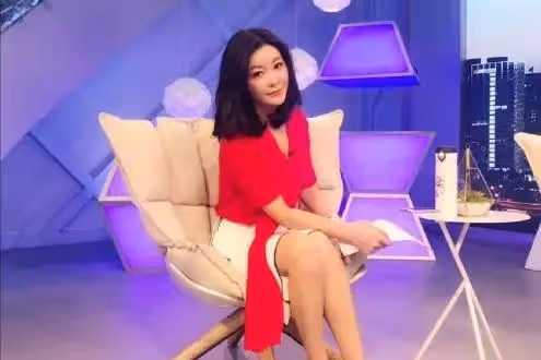 前央視主持人現身以色列，穿泳裝渾身塗黑泥，大肆宣揚國外引爭議