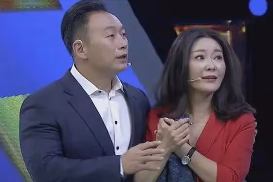 前央視主持人現身以色列，穿泳裝渾身塗黑泥，大肆宣揚國外引爭議