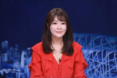 前央視主持人現身以色列，穿泳裝渾身塗黑泥，大肆宣揚國外引爭議