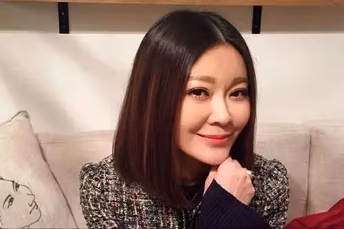 前央視主持人現身以色列，穿泳裝渾身塗黑泥，大肆宣揚國外引爭議