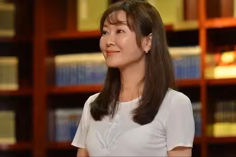 前央視主持人現身以色列，穿泳裝渾身塗黑泥，大肆宣揚國外引爭議
