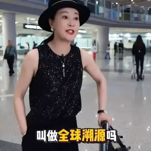 前央視主持人現身以色列，穿泳裝渾身塗黑泥，大肆宣揚國外引爭議