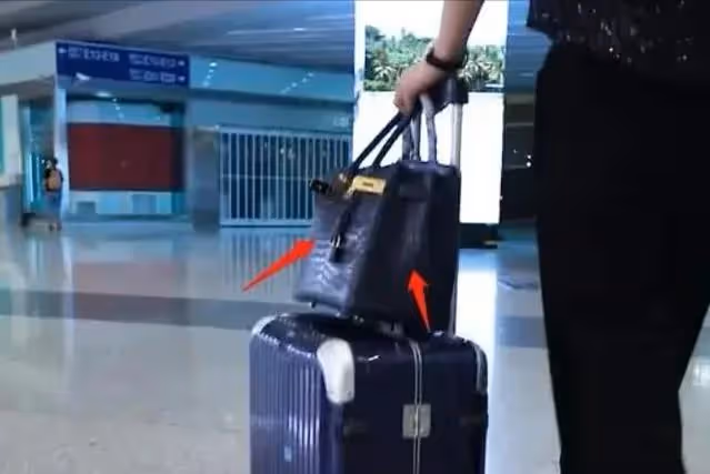前央視主持人現身以色列，穿泳裝渾身塗黑泥，大肆宣揚國外引爭議