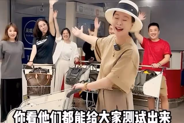 前央視主持人現身以色列，穿泳裝渾身塗黑泥，大肆宣揚國外引爭議