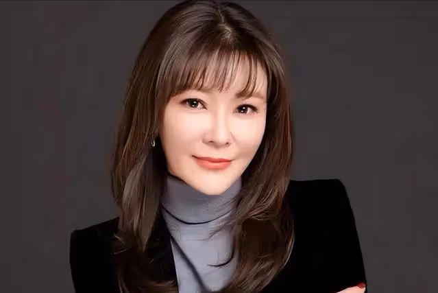前央視主持人現身以色列，穿泳裝渾身塗黑泥，大肆宣揚國外引爭議