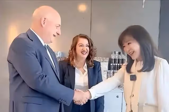 前央視主持人現身以色列，穿泳裝渾身塗黑泥，大肆宣揚國外引爭議