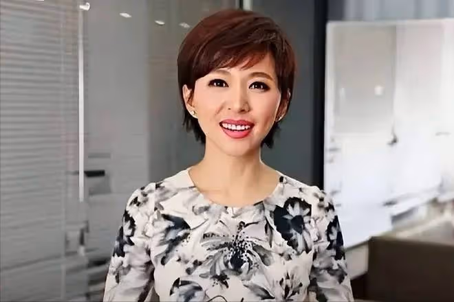 前央視主持人現身以色列，穿泳裝渾身塗黑泥，大肆宣揚國外引爭議
