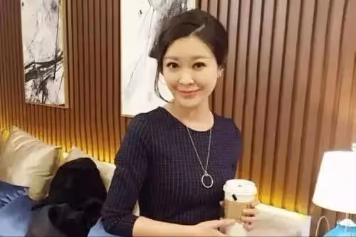 前央視主持人現身以色列，穿泳裝渾身塗黑泥，大肆宣揚國外引爭議