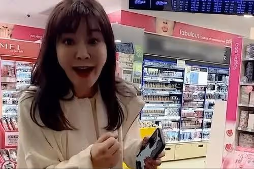 前央視主持人現身以色列，穿泳裝渾身塗黑泥，大肆宣揚國外引爭議