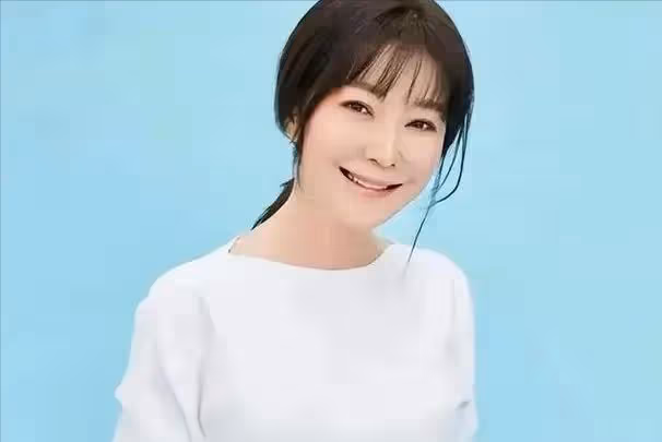 前央視主持人現身以色列，穿泳裝渾身塗黑泥，大肆宣揚國外引爭議