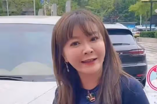 前央視主持人現身以色列，穿泳裝渾身塗黑泥，大肆宣揚國外引爭議