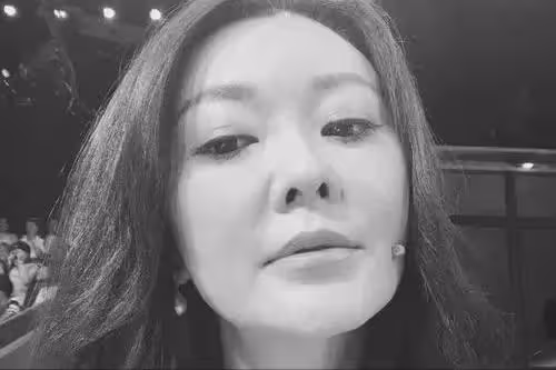 前央視主持人現身以色列，穿泳裝渾身塗黑泥，大肆宣揚國外引爭議