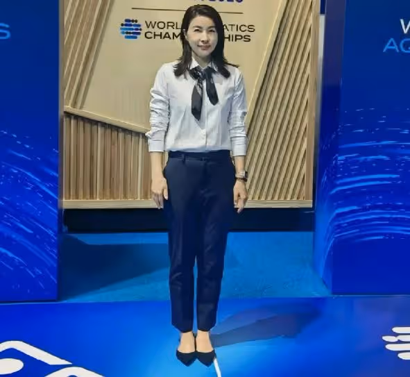 郭晶晶曬赴日工作照，踩黑色高跟鞋被讚美麗端莊，霍啟剛為妻站台