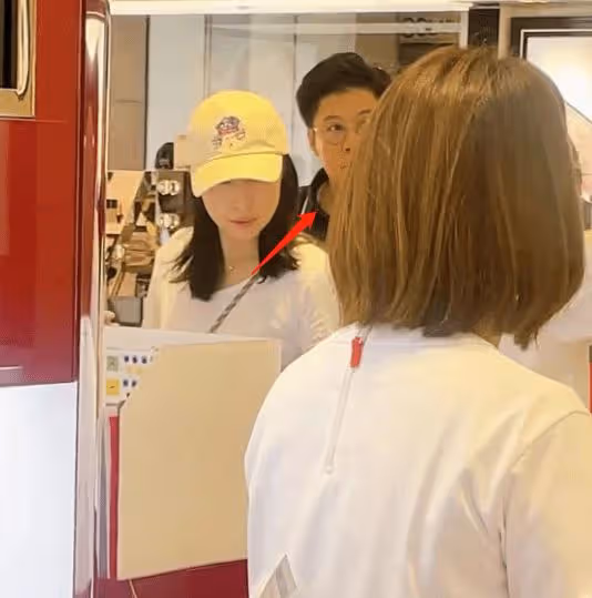 郭晶晶曬赴日工作照，踩黑色高跟鞋被讚美麗端莊，霍啟剛為妻站台