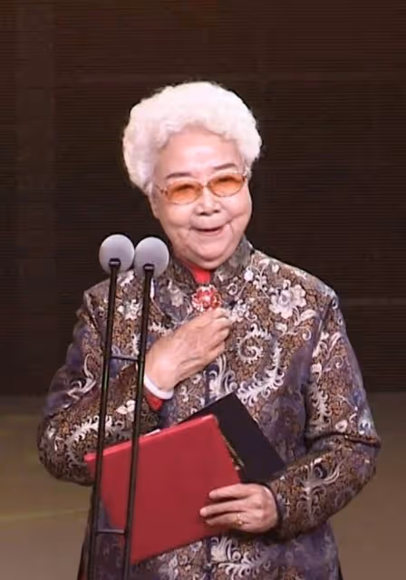 田華95歲壽宴眾星雲集!陳佩斯逐個鞠躬很謙卑,劉曉慶扮嫩笑開懷