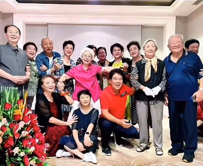 田華95歲壽宴眾星雲集!陳佩斯逐個鞠躬很謙卑,劉曉慶扮嫩笑開懷