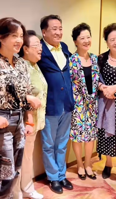 田華95歲壽宴眾星雲集!陳佩斯逐個鞠躬很謙卑,劉曉慶扮嫩笑開懷