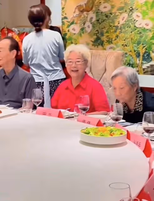 田華95歲壽宴眾星雲集!陳佩斯逐個鞠躬很謙卑,劉曉慶扮嫩笑開懷