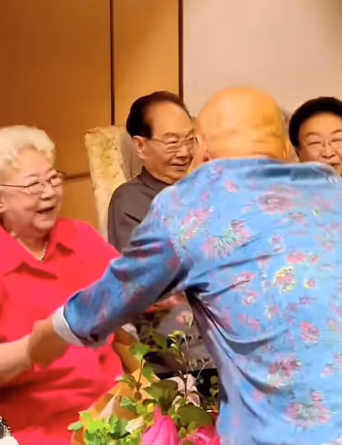田華95歲壽宴眾星雲集!陳佩斯逐個鞠躬很謙卑,劉曉慶扮嫩笑開懷