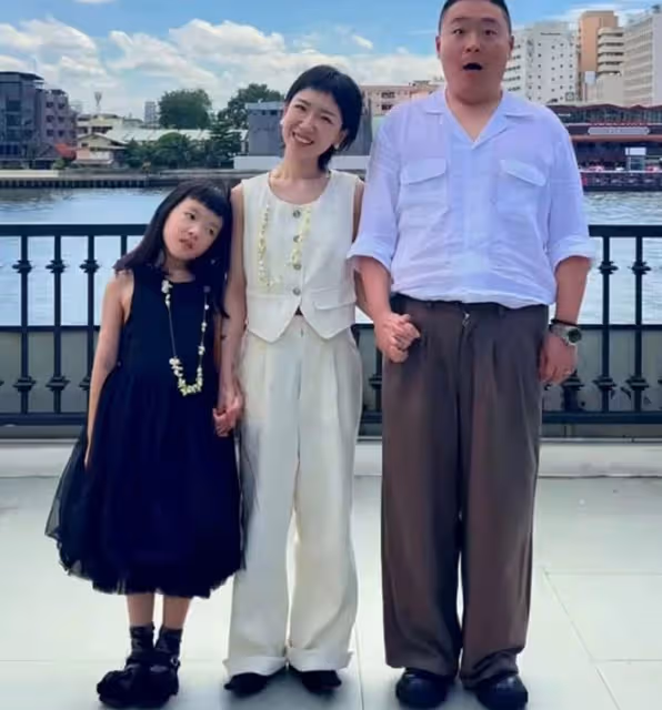 郝劭文泰國度蜜月!妻子腹部平坦破生二胎傳聞,8歲繼女也同行