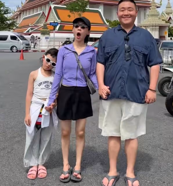 郝劭文泰國度蜜月!妻子腹部平坦破生二胎傳聞,8歲繼女也同行