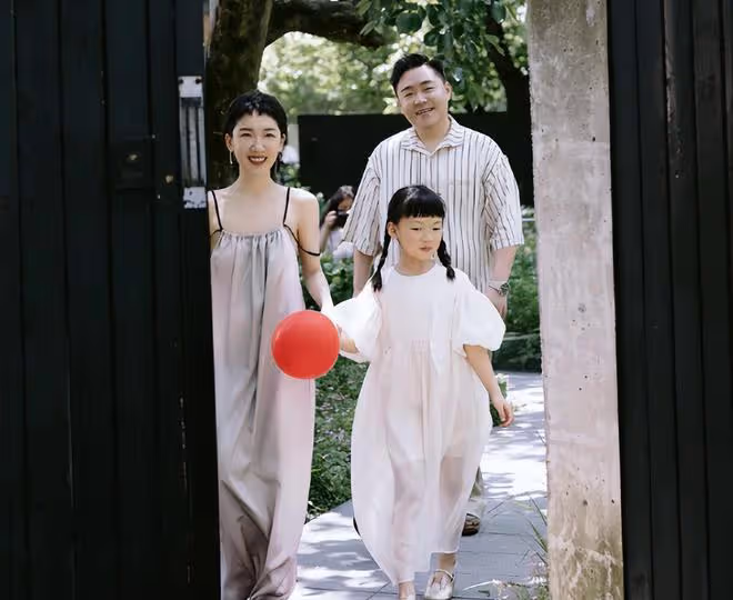 郝劭文泰國度蜜月!妻子腹部平坦破生二胎傳聞,8歲繼女也同行