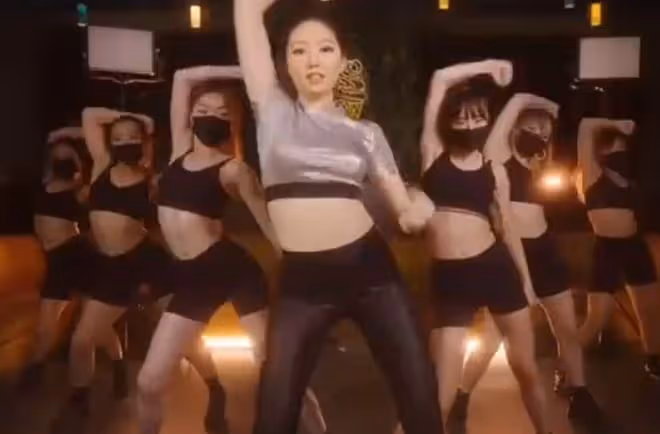 甄子丹女兒出道當歌手!長相甜美在美國留學,傳被呂良偉兒子暗戀