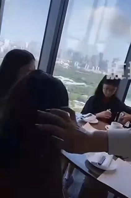 汪小菲兒女將回台北!張蘭不舍離彆強忍淚水,不停撫摸孩子頭髮