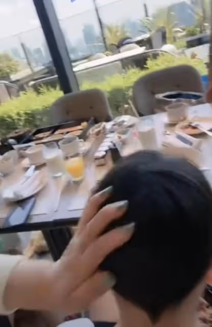 汪小菲兒女將回台北!張蘭不舍離彆強忍淚水,不停撫摸孩子頭髮