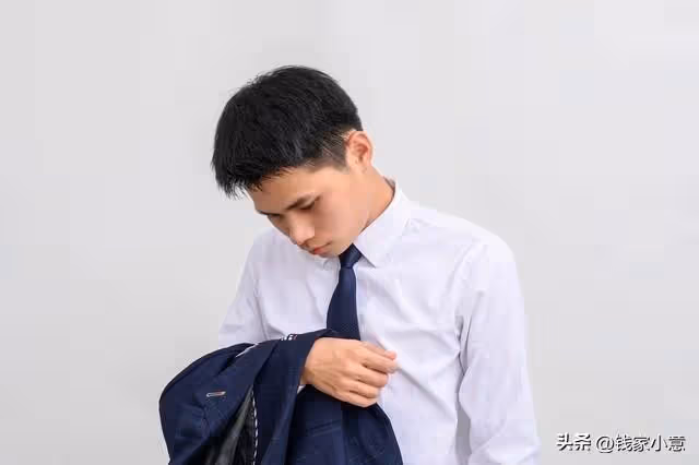 剛賣房得六十萬，丈母娘跟小舅子就上門要錢，扶弟魔妻子：應該的