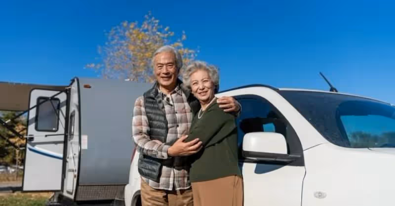 我跟老伴自駕游半年，回來後發現家被搬空了，房子住著親家兩口子