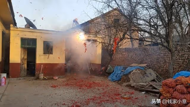 奶奶到處炫耀二叔是大官，過年家庭聚會，二叔卻死活不願跟她同桌